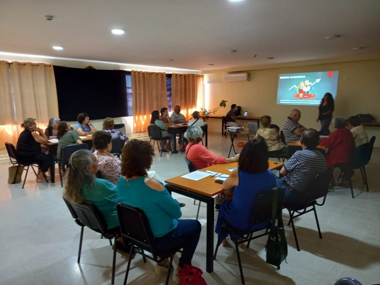 Adultos mayores de Chillán Viejo disfrutan de inédito ciclo de cine y conversatorio