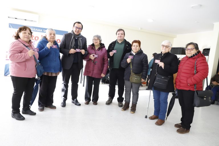 Adultos mayores chillanvejanos recibieron tarjetas del nuevo sistema de pago de la locomoción colectiva