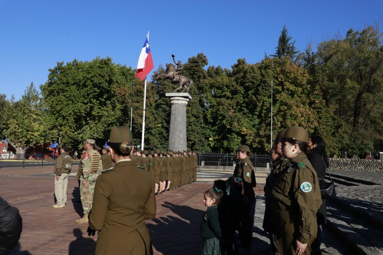 Carabineros – Izamiento pabellón nacional