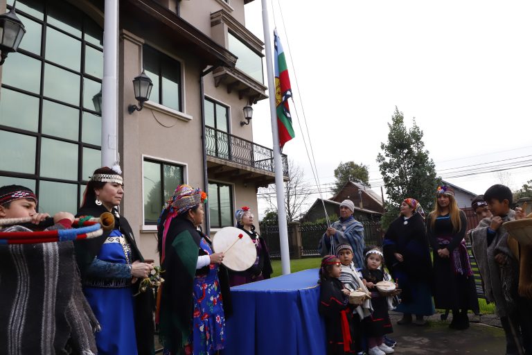 Izamiento bandera mapuche