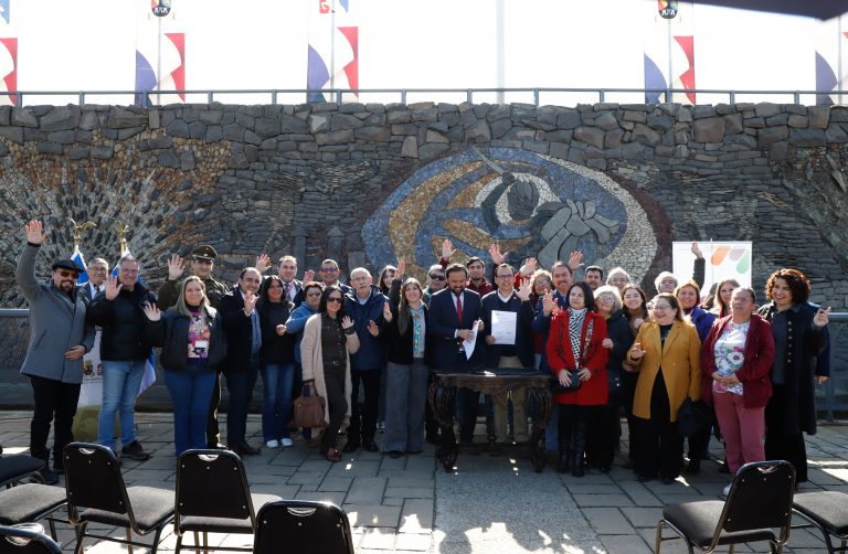 Entrega de terreno para el mejoramiento del espejo de agua e iluminación del Mural de Piedra