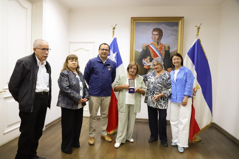 Entrega de reconocimiento a presidenta de la UCAM