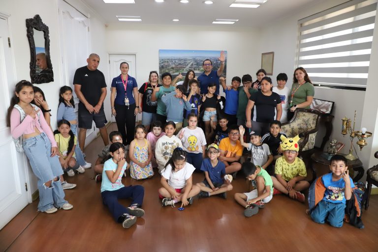 Niños de la Escuela de Verano visitan la alcaldía