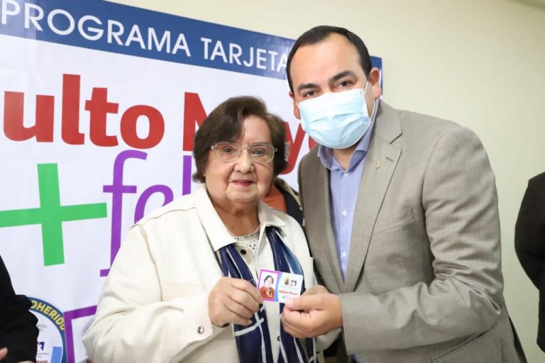 Chillán Viejo lanzó tarjeta «Adulto Mayor + Feliz» que permite descuentos en locales comerciales de la comuna