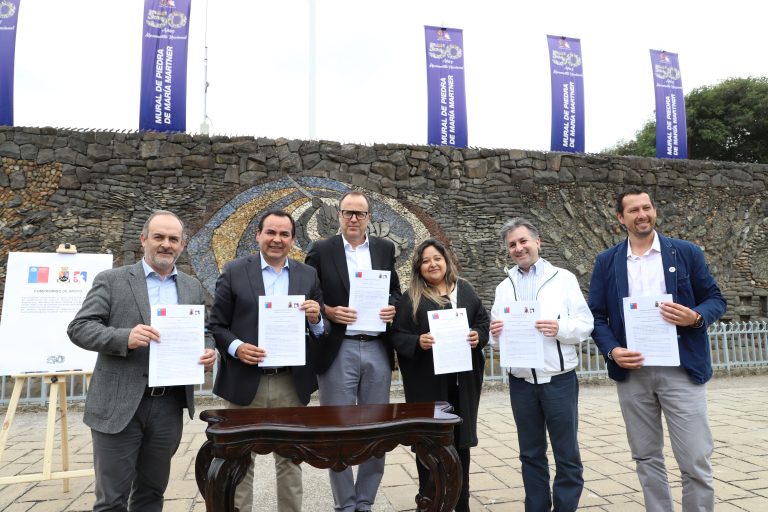 Municipalidad y dirección de Arquitectura del MOP firmaron convenio para recuperar el mural de piedra