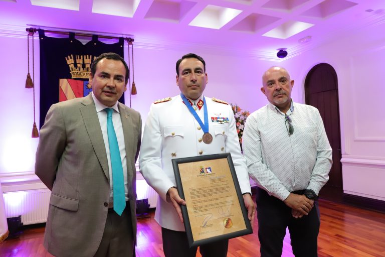 Municipio chillenavejano reconoció a Coronel Bagatello con medalla de mérito ciudadano