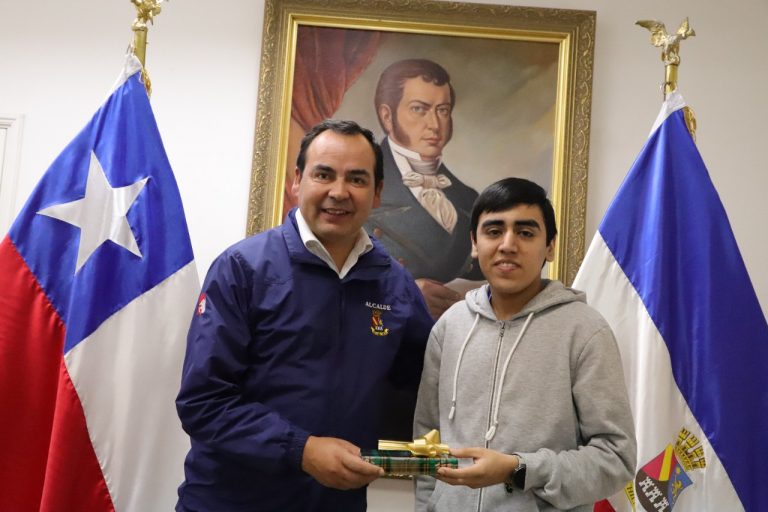 Alcalde Del Pozo se reunió con joven de Rucapequén quien obtuvo puntaje máximo en la prueba de Historia y Ciencias Sociales  de la PAES