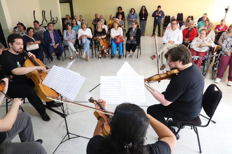 Orquesta de Cámara de San Carlos encantó a adultos mayores chillanvejanos
