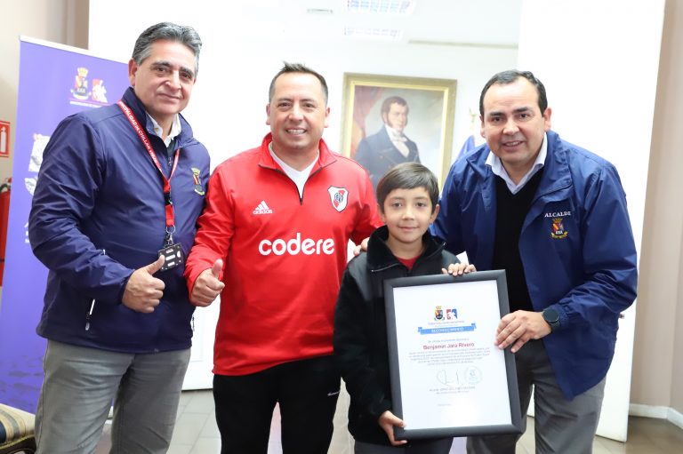 Alcalde Del Pozo entregó reconocimiento a deportista chillanvejano