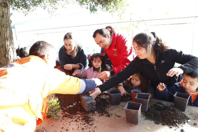 Invernadero municipal recibió a los pequeños del jardín Padre Hurtado en el Día del Medio Ambiente