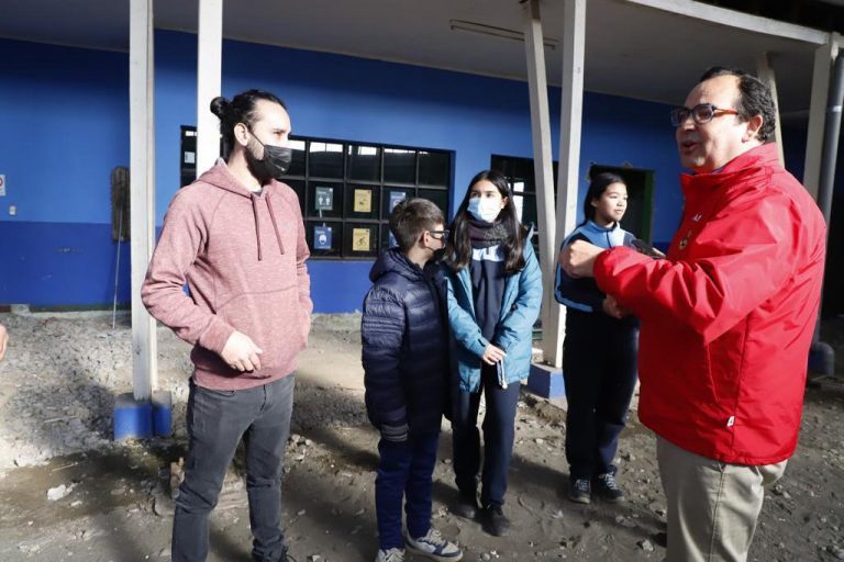 Comunidad educativa de Rucapequén celebró adjudicación de obras para mejorar su escuela