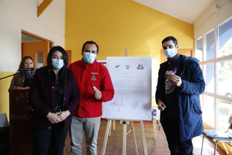 Escuelas rurales de Chillán Viejo recibieron implementación tecnológica donada por empresa WOM