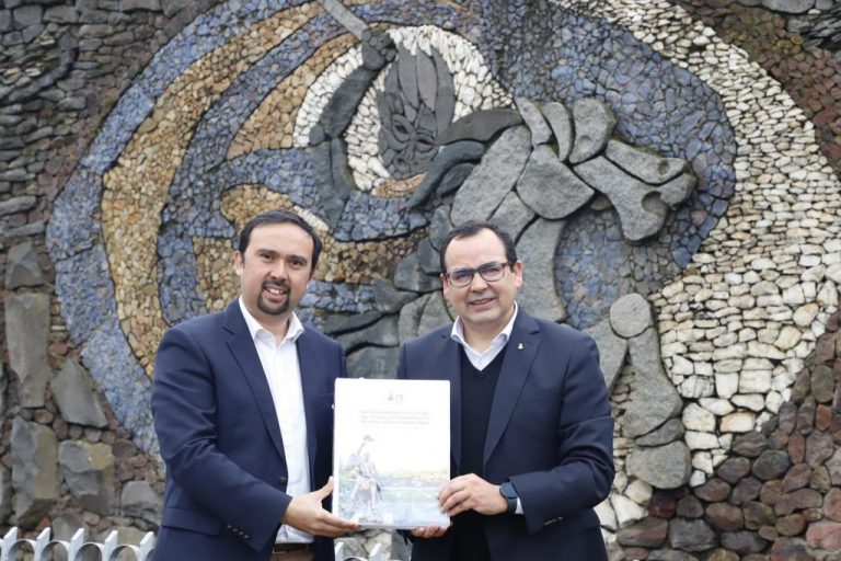 Alcalde de Chillán Viejo y Gobernador firmaron convenio que permitirá el mejoramiento del espejo de agua e iluminación del Mural De Piedra
