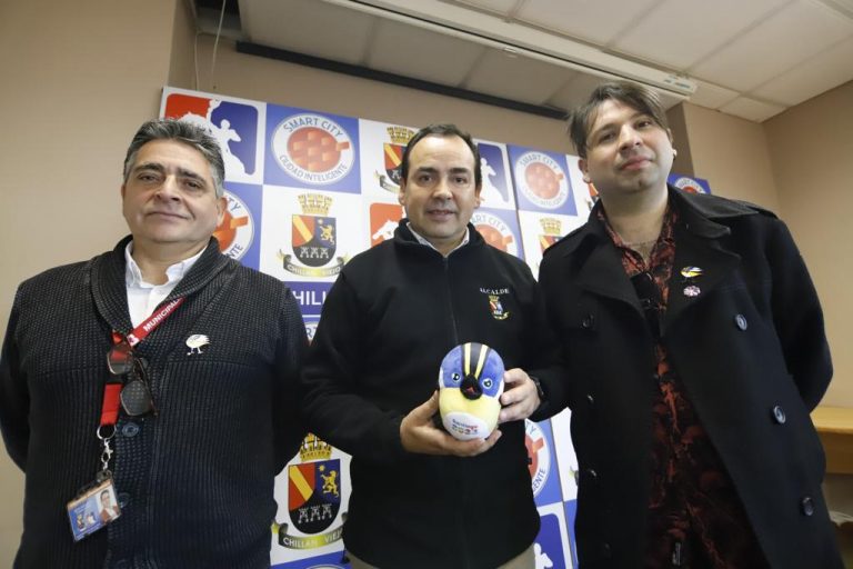 Alcalde Del Pozo recibió a la mascota Fiu de los Juegos Panamericanos de Santiago 2023