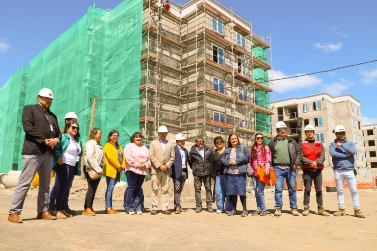 Familias de comité Sol Naciente revisaron en terreno avance de obras de sus viviendas