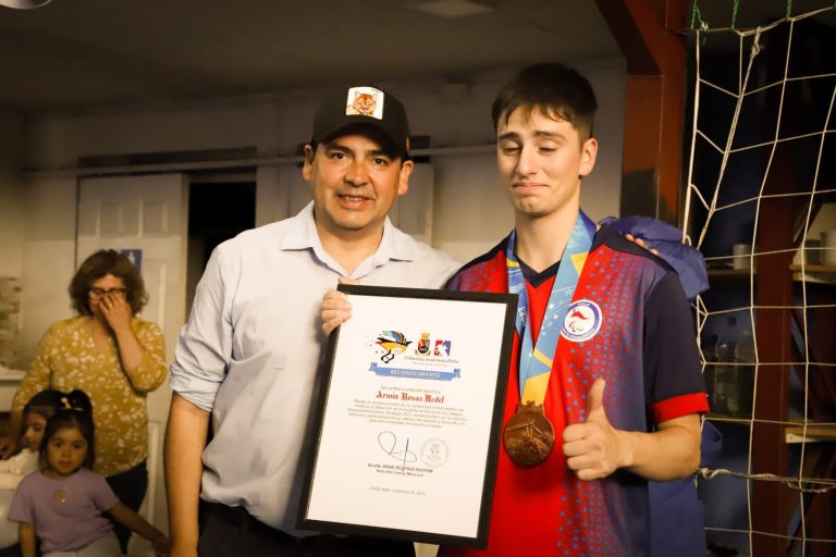 Chillán Viejo recibió con honores a medallista Armin Rosas