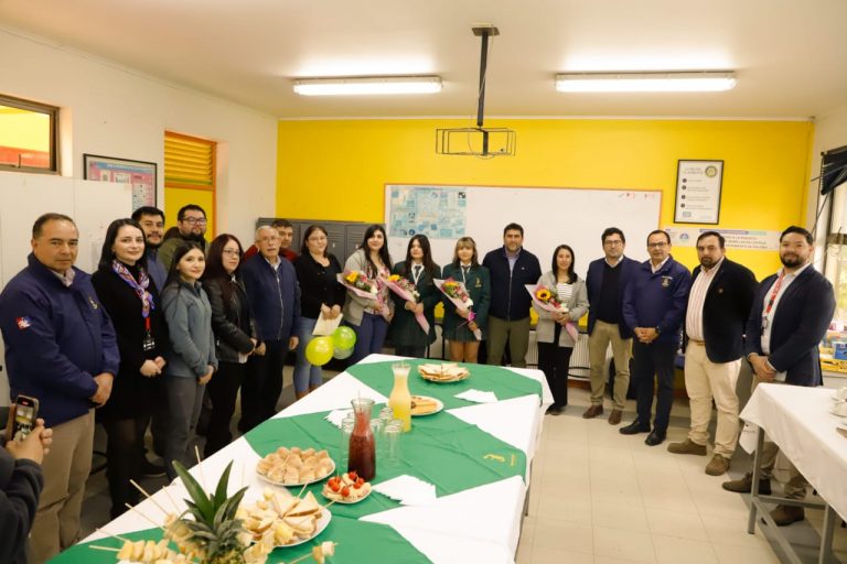 Reconocimiento a estudiantes de Liceo Tomás Lago que obtuvieron plata en Infomatrix Bolivia