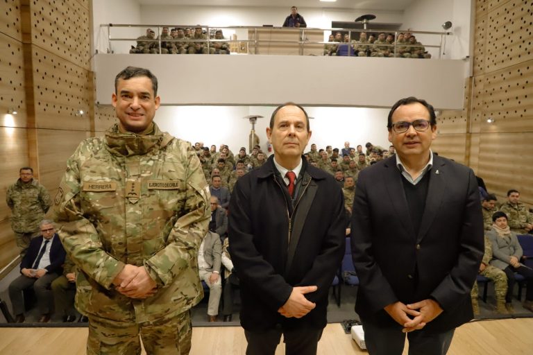 Municipio y Regimiento N°9 se unen para relevar la historia de Chile con magistrales charlas