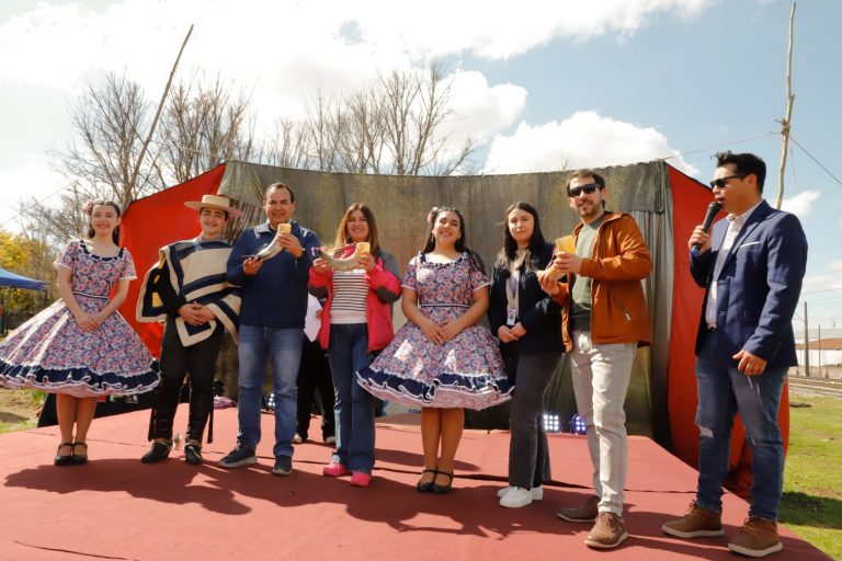 Muestra de folclor y circo en Rucapequén